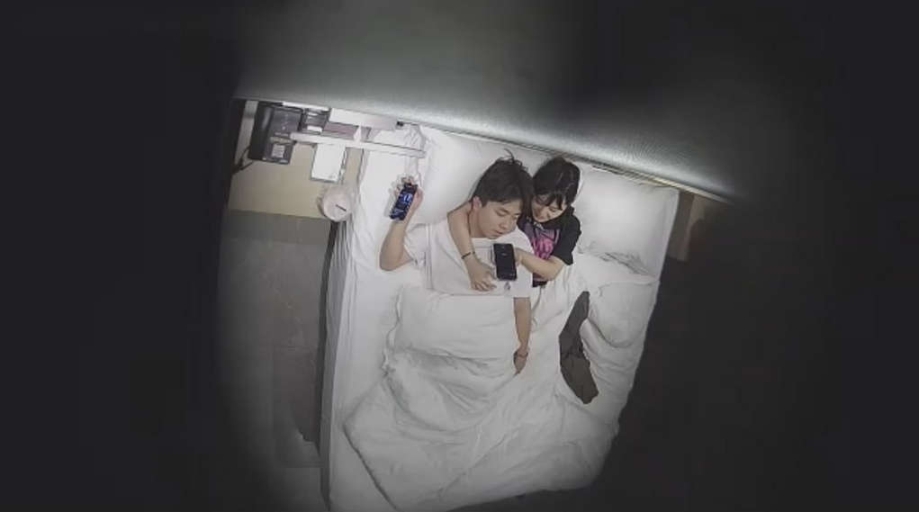 萤石云酒店摄像头偷拍❤️大学生情侣假期一块缠绵厮混玩游戏连续干了几次