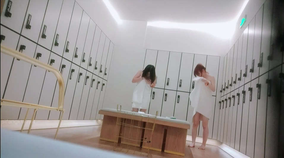 澡堂子内部员工偷拍几位白白嫩嫩的美女洗澡换衣服