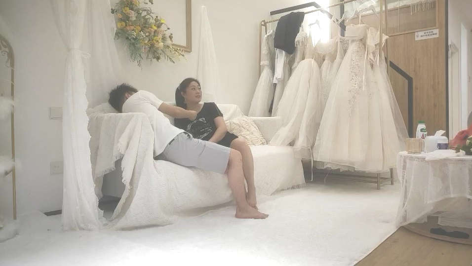 胖子传媒工作室 婚纱店主题约啪良家美少妇穿上婚纱开操，别样刺激