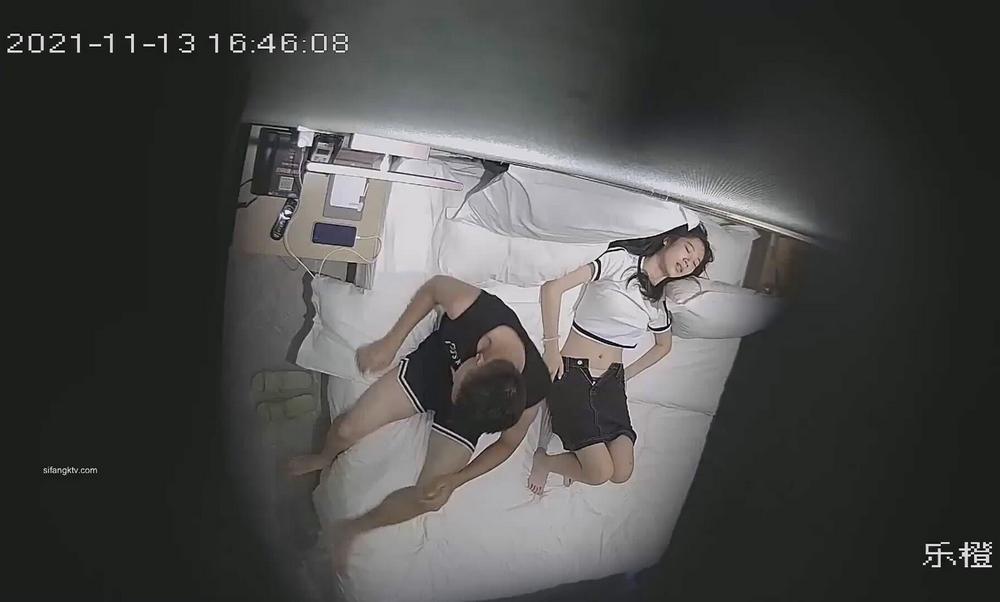 乐橙酒店偷拍 长相酷似明星的美女迫不及待脱光光，好贴心哦