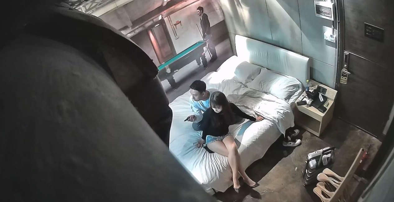 酒店偷拍 时尚情侣开房，模特级女友穿上情趣内衣女上位