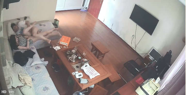 【摄像头偷拍】极品美女与土豪情人办公室做爱全纪录