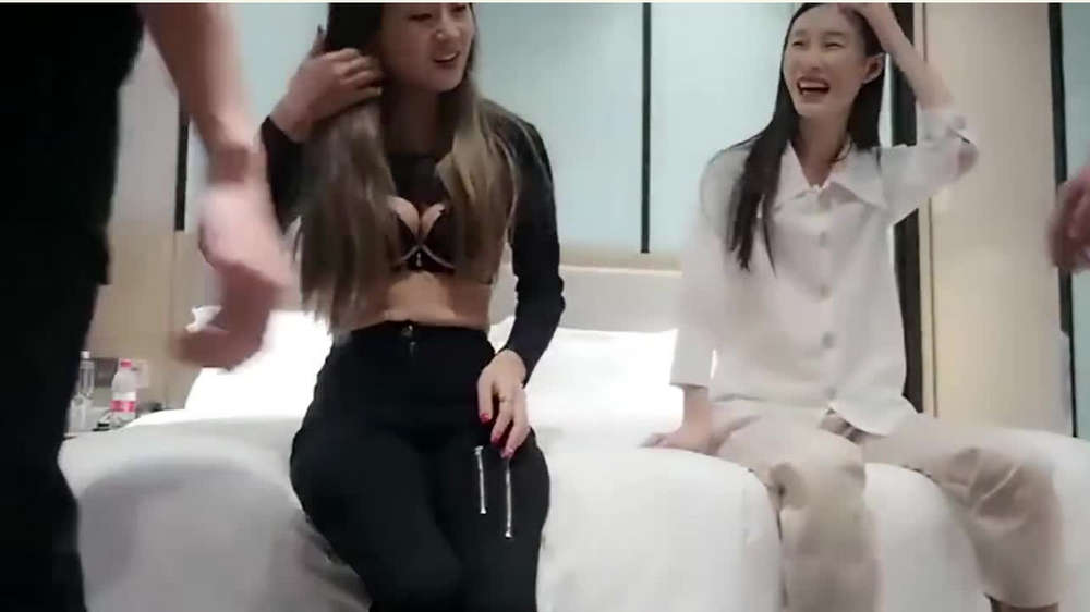 美女闺蜜双飞4P 两个高个大长腿美女
