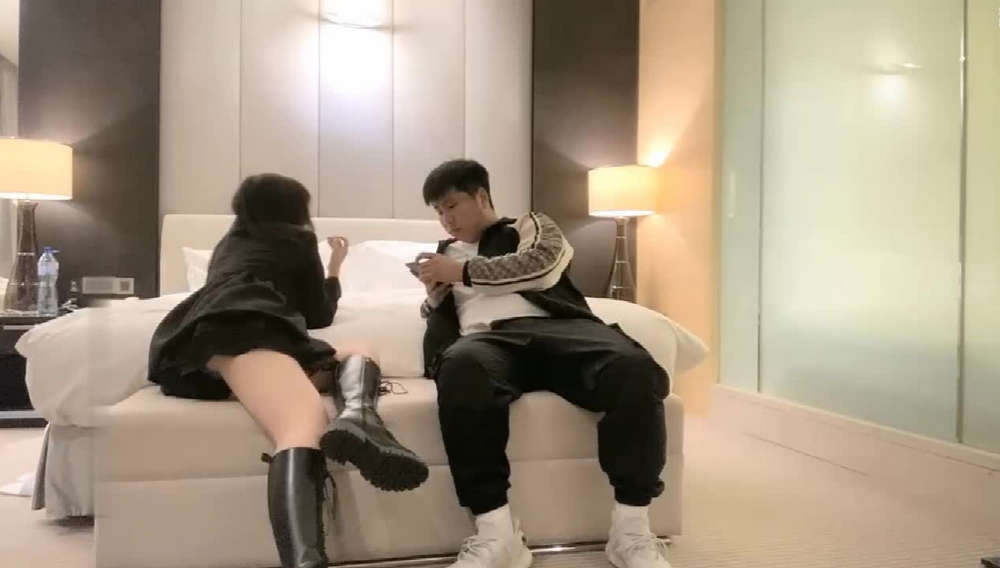 这样的女神级小姐姐操着真是一种享受啊，白嫩皮肤笔直美腿 黑色短裙