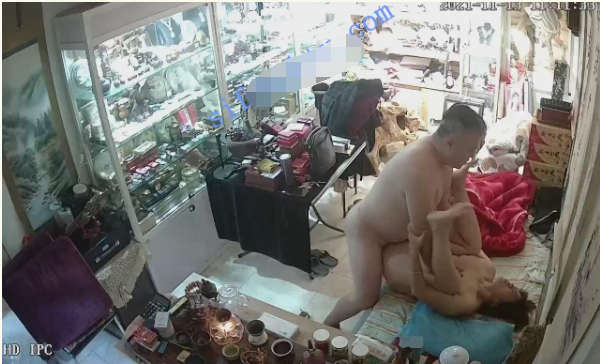 【稀缺摄像头】古玩店老板竟然把三个骚妇客户都给操了