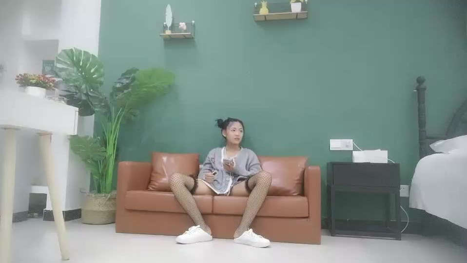 大叔酒店约炮丸子头小姐姐