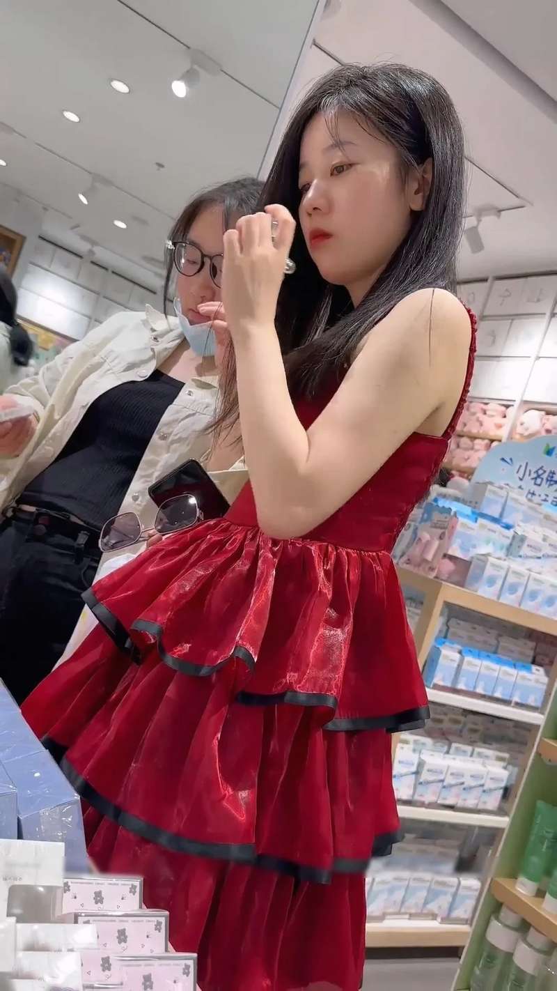 大神偷拍美女裙底风光 KFC 年度精品[1V/817M]