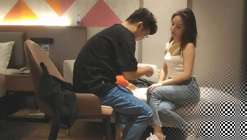 眼镜哥酒店约炮活力四射的少妇换上情趣黑丝专玩各种高难度动作