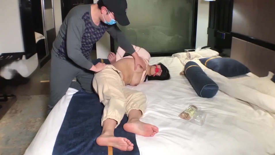 鲁R绳艺系列酒店调教丰乳肥臀小姐姐