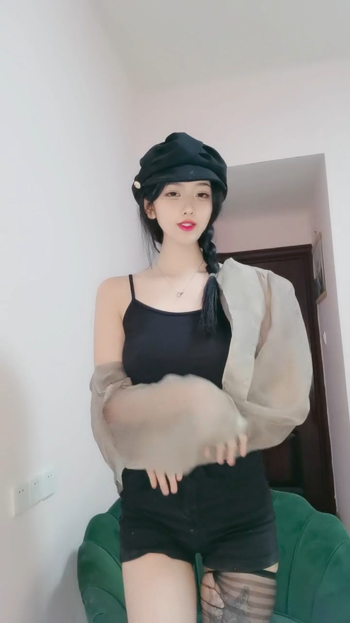 美貌与身材都很哇塞的极品尤物，全程露脸大秀直播互动撩骚听指挥
