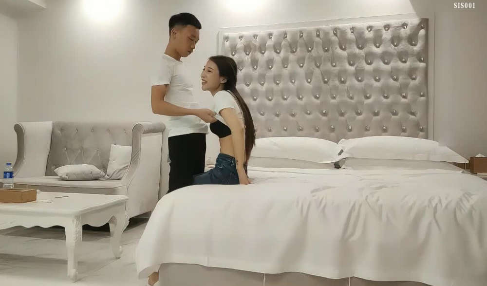 对好身材高挑牛仔裤御姐无法抵挡，这紧绷浑圆的销魂屁股还有大长腿立马让人欲望燃烧