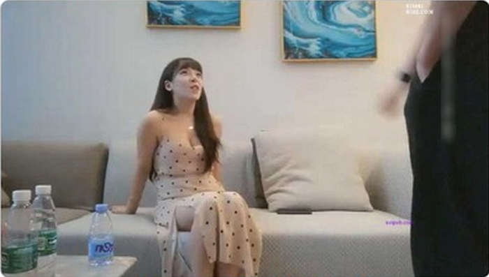高颜值低胸连衣裙御姐，大长腿高挑娇躯
