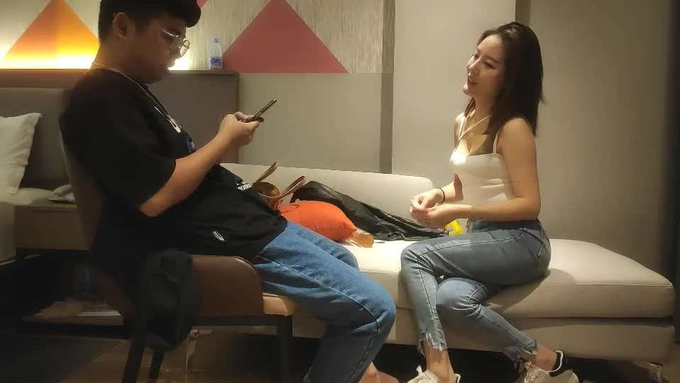 眼镜哥酒店约炮活力四射的少妇换上情趣黑丝专玩各种高难度动作