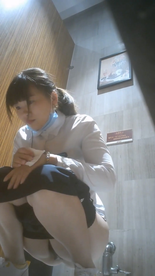 餐厅女厕全景偷拍多位漂亮的美女服务员