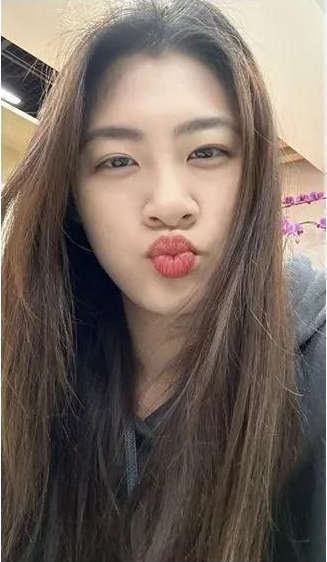 泄密流出❤️某学院派美女李馨彤和男友自拍性爱视频