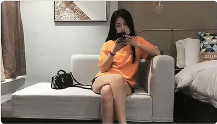 漂亮美女 被大吊猛小伙多姿势操的求饶