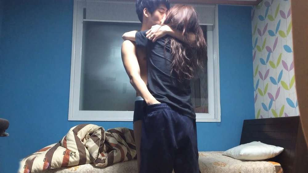 情侣露脸真实性爱自拍，帅男靓女出租房脱光激情造爱[5V/5.39G]