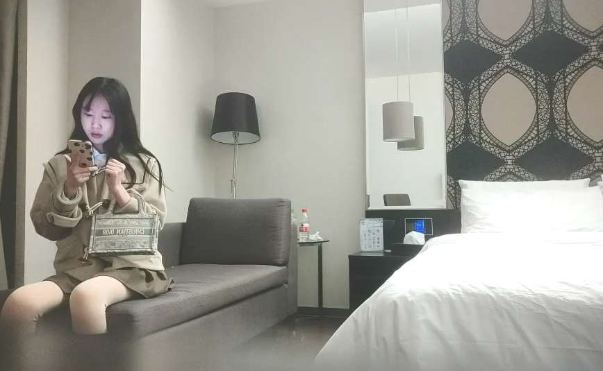 用利抽插约啪高挑平胸妹，花臂小太妹