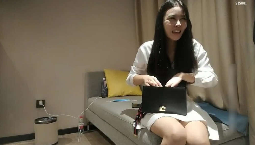 女神的打扮好骚啊 单薄连衣短裙笔直大长腿尽情展示 白白嫩嫩流口水情欲冲动