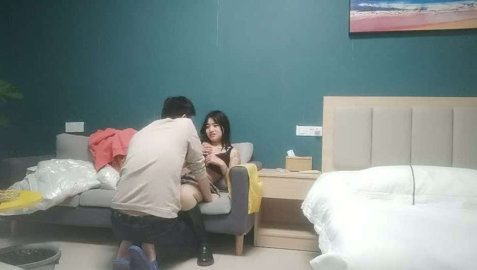 小伙酒店约炮清纯学妹