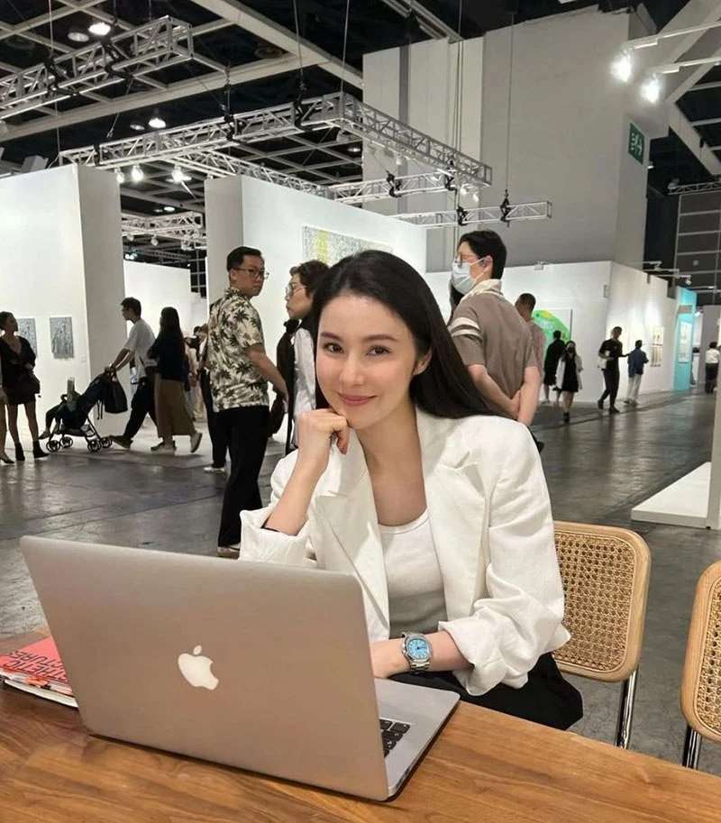 极品反差婊❤️香港中文大学 Audrey Ning 企业经理私下化身色情主播！[1V/404M]