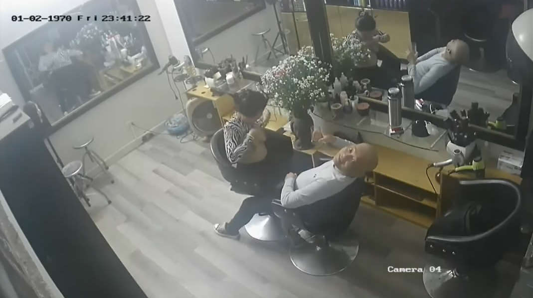 黑客破解理发店监控偷拍❤️少妇老板娘给光头佬洗头吹箫