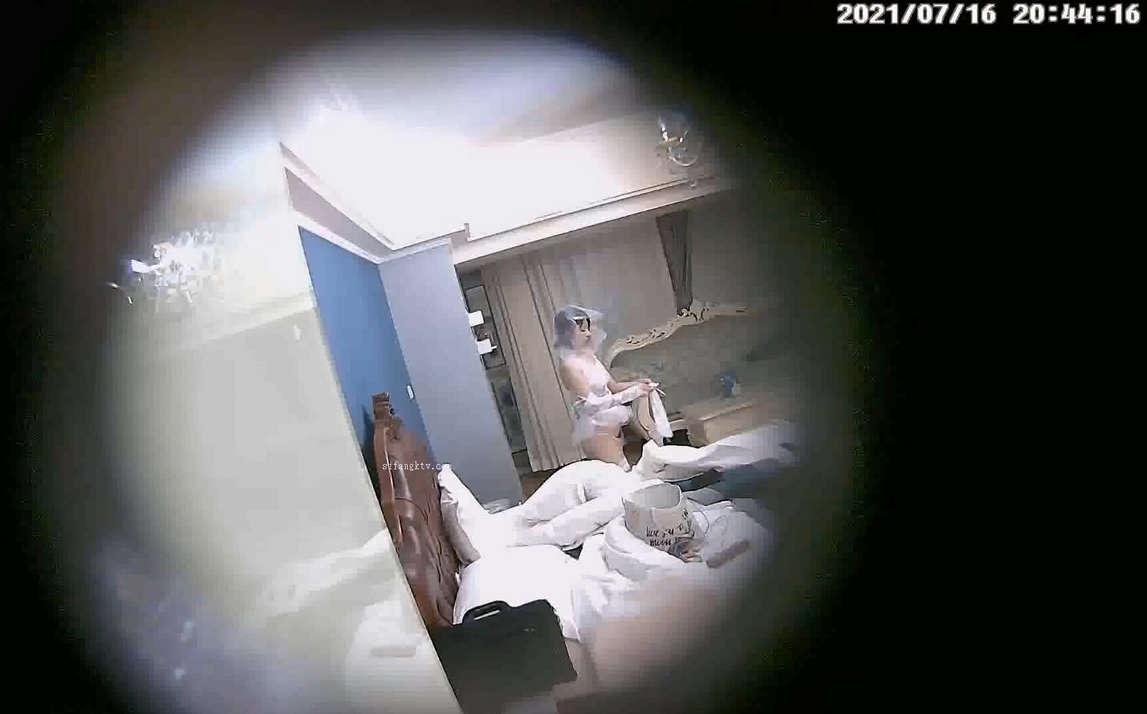 经典酒店偷拍 白丝纱情趣内衣女友和男友啪啪，别是一番风情