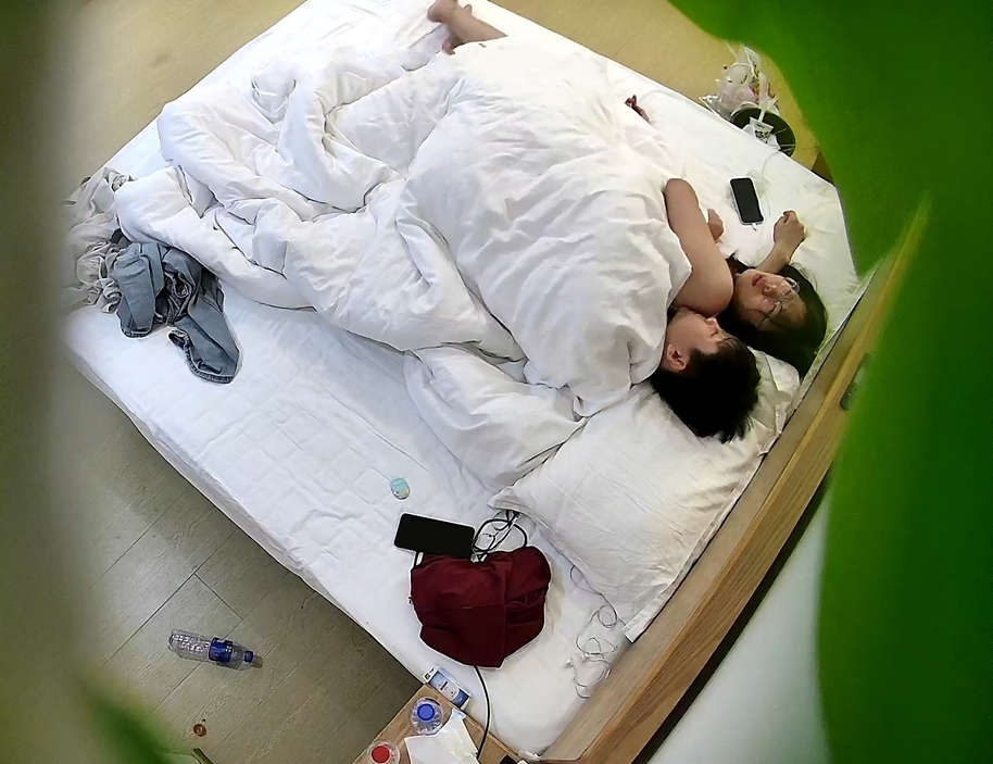 贵在真实，宾馆纯上帝视角偸拍，年轻小情侣开房造爱，眼镜妹子很反差呀
