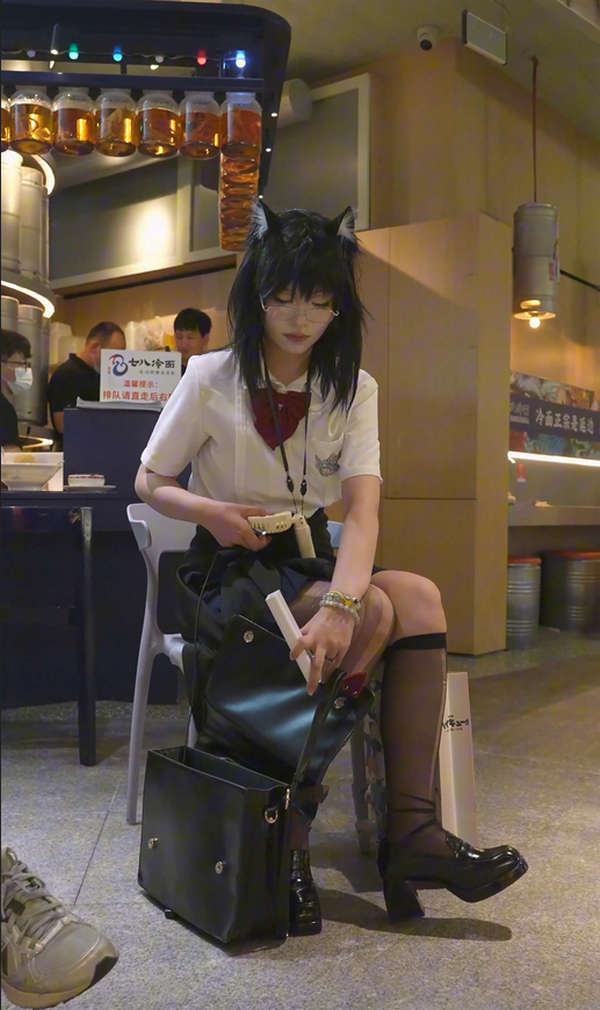 制服jk眼镜娘无内逛街..丰满肉臀[1V/576M]
