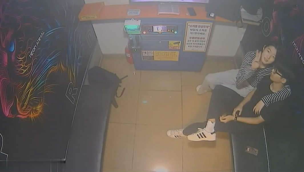 KTV包间摄像头偷拍年轻情侣调皮的女生对着摄像头比剪刀手和男友在沙发上做爱
