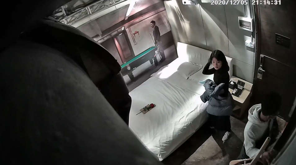 经典酒店偷拍 恩爱情侣性事多，卿卿我我就开操，叫床声真刺激
