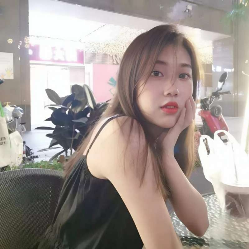 某學院高顏值的大二學姐，顏值身材超頂，人前是個清純甜妹，私下裡被調教成母狗