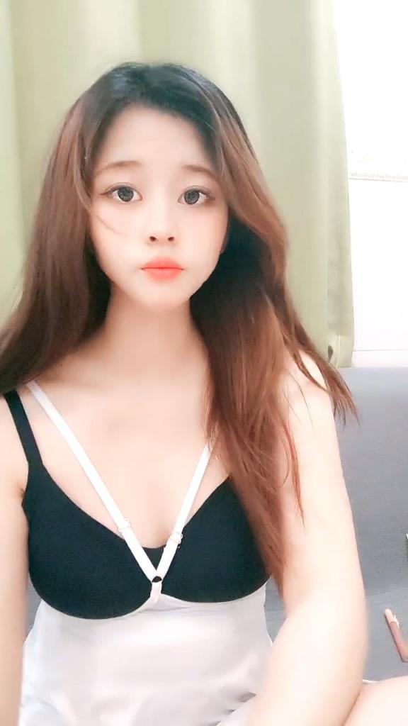 新来的美女主播，露脸激情大秀，脱衣艳舞诱惑狼友