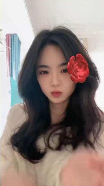 【云盘高质露脸泄密】，两位女大与一位导员性爱图影曝光