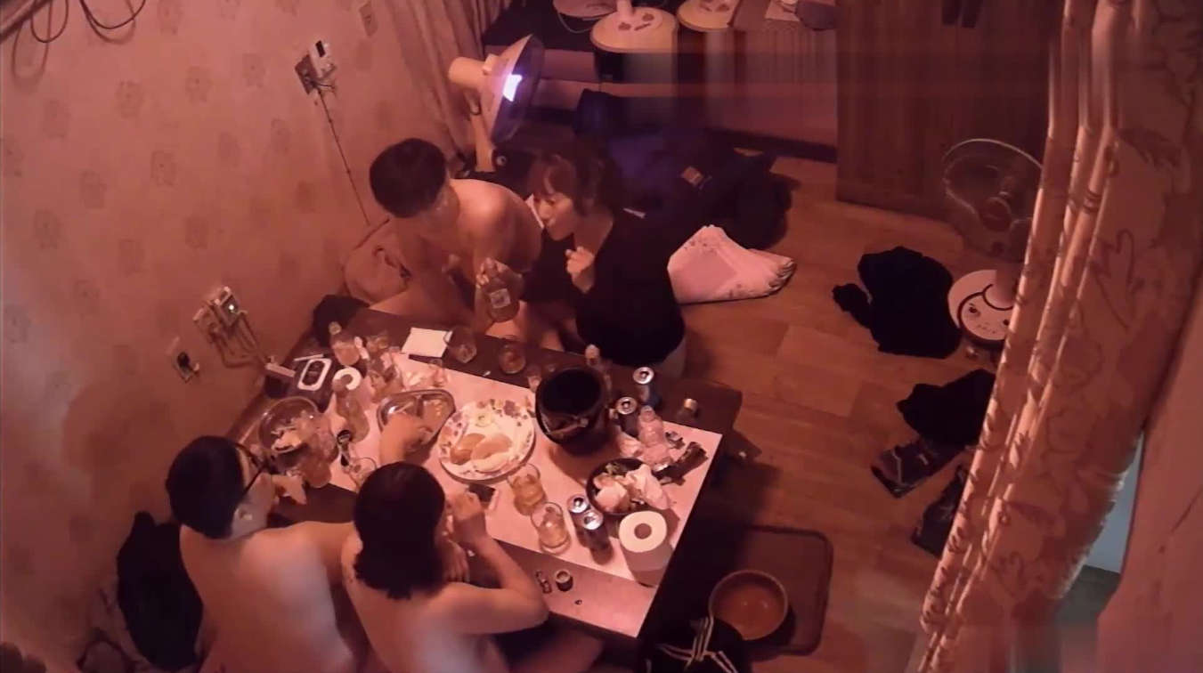 私房菜馆摄像头偷拍第2弹老板娘把闺蜜叫来一块脱光光陪客人吃饭特殊服务