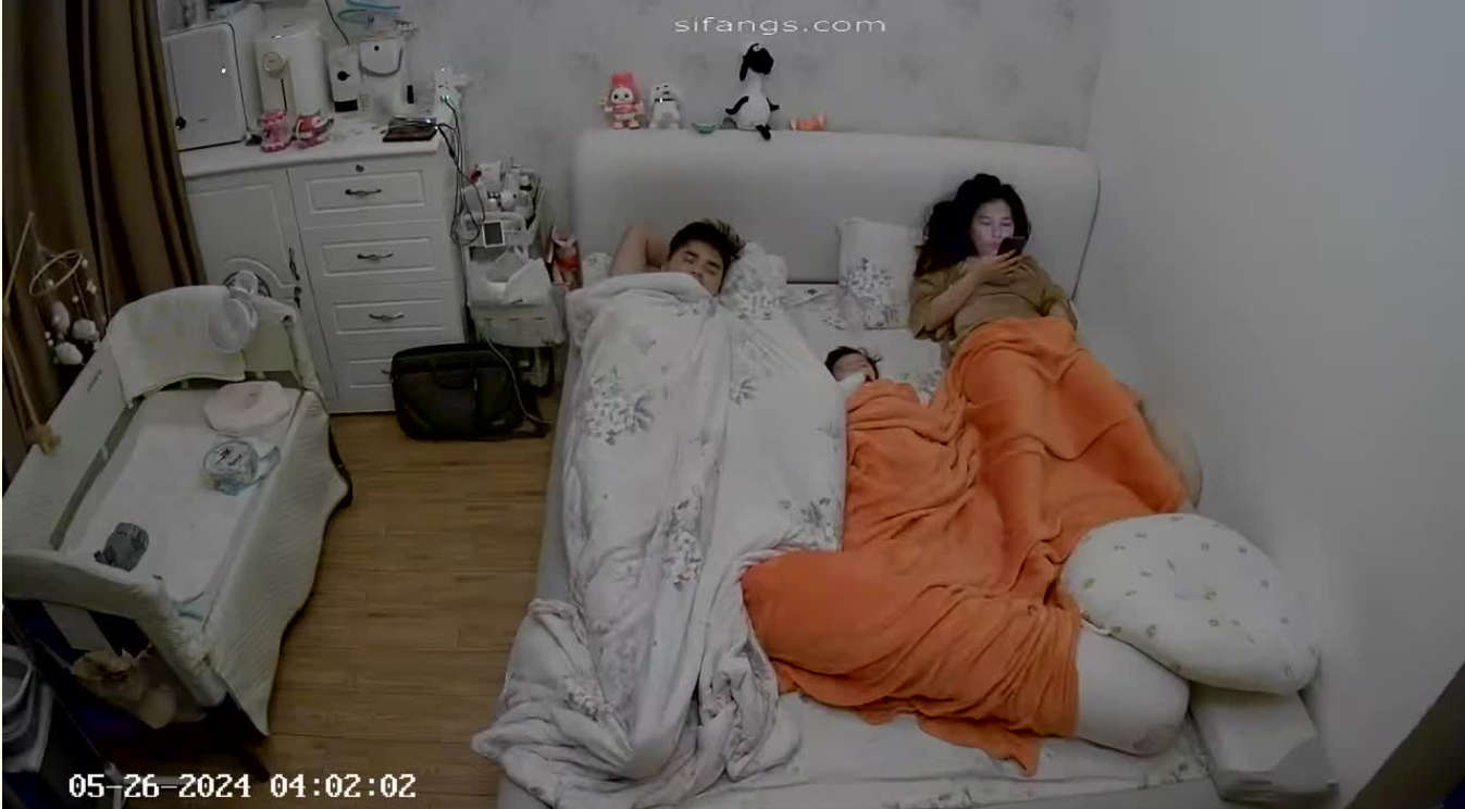 客破解家庭网络摄像头偷拍哺乳期性瘾少妇做爱都不能满足要经常通过自慰来泄欲