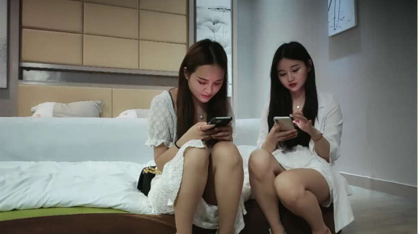 双飞名场面，长得很像的两个姐妹花，都很漂亮
