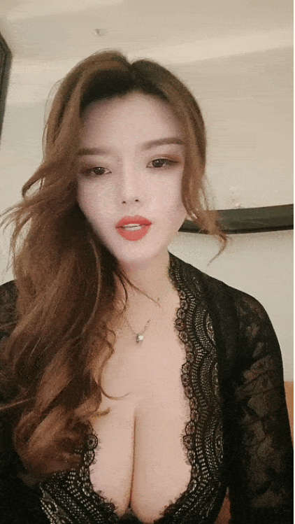 36D巨乳騷貨！被兩男各種玩弄！