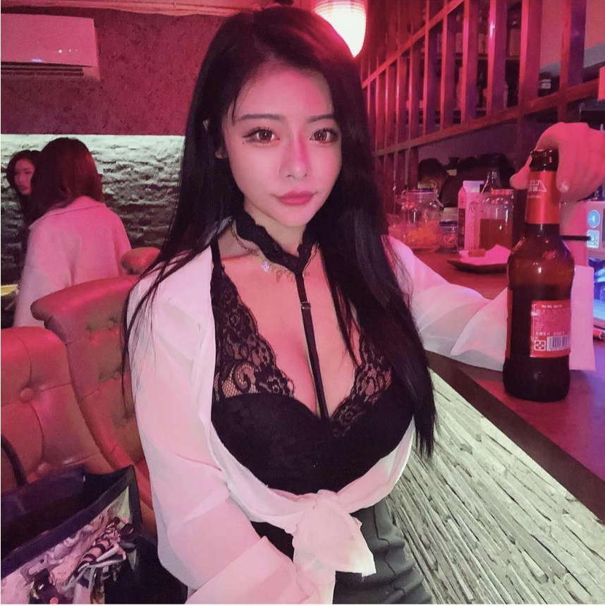 《台湾情侣泄密》美女网红“咪咪”和金主爸爸之间的私密视讯被曝光