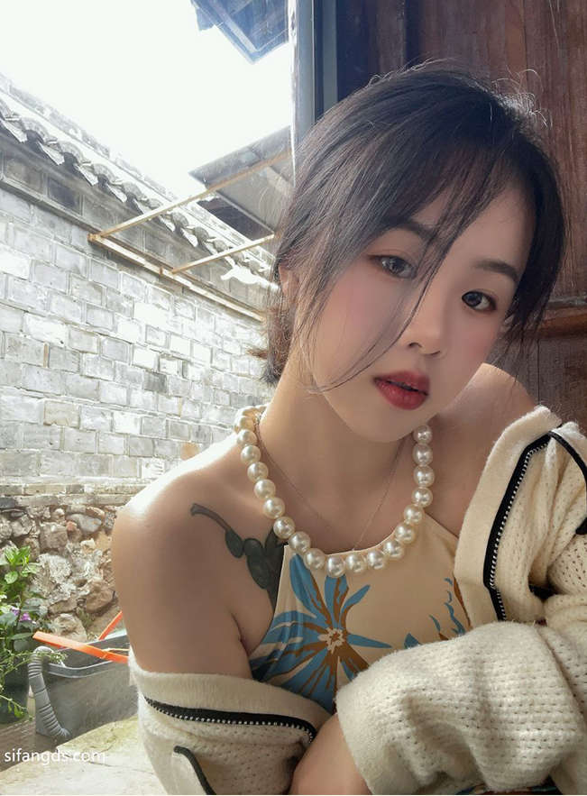 剛大學畢業的高顏值女大學生，私下裡和男友同居，妹子的顏值和身材簡直極品