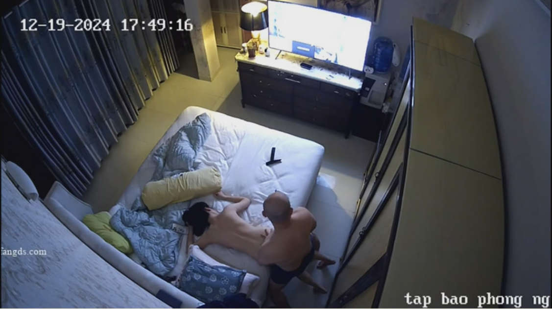黑客破解家庭网络摄像头偷拍❤️光头佬和媳妇的日常性生活喜欢躺着让媳妇口活