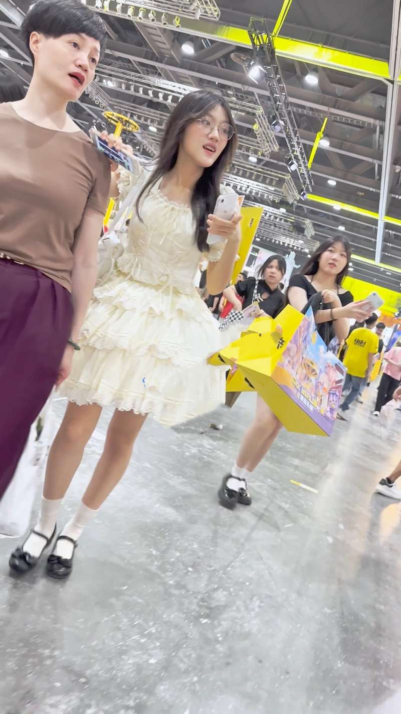 极品洛丽塔学生妹·翘臀骚窄内勒出B痕·低角度超清CD[1V/2.36G]