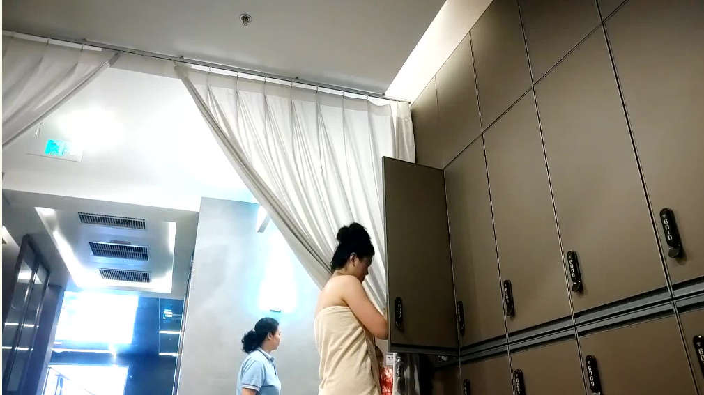 澡堂子内部员工偷拍多位白白嫩嫩的美少妇换衣服