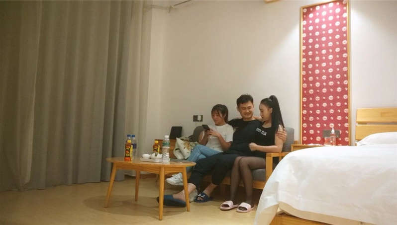 两位大叔带着自己的娇妻酒店玩换妻