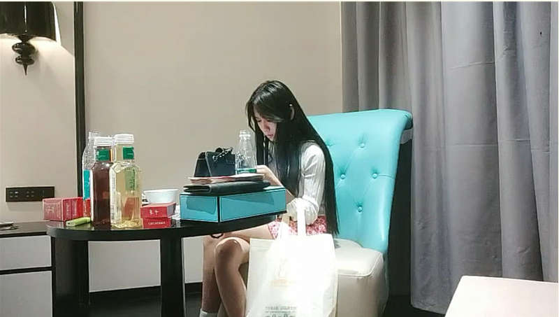小伙酒店3000约炮刚出道BB粉嫩的小美女