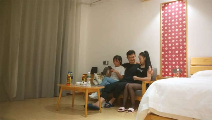 两位大叔带着自己的娇妻酒店玩换妻