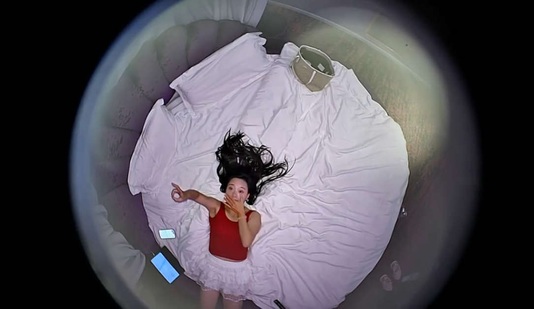 上帝视角酒店（新台）偷拍 红衣白裙美女躺床上兴奋对着摄像头各种表情