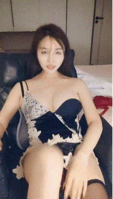 黑丝露脸极品少妇镜头前的诱惑，撩骚互动狼友