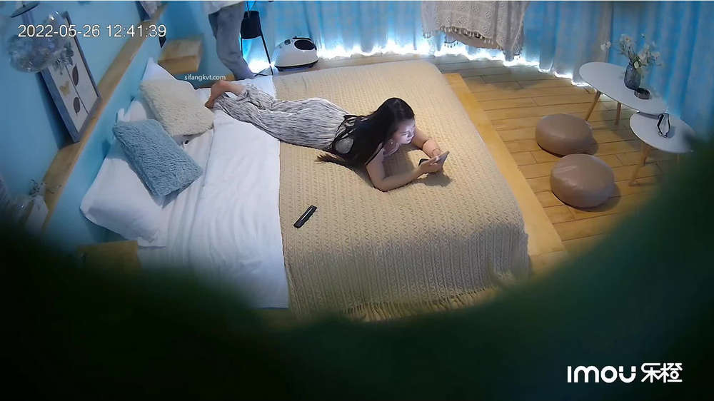 贵在真实，乐橙主题酒店偸拍情侣开房造爱，长发气质御姐，肤白人美胸大