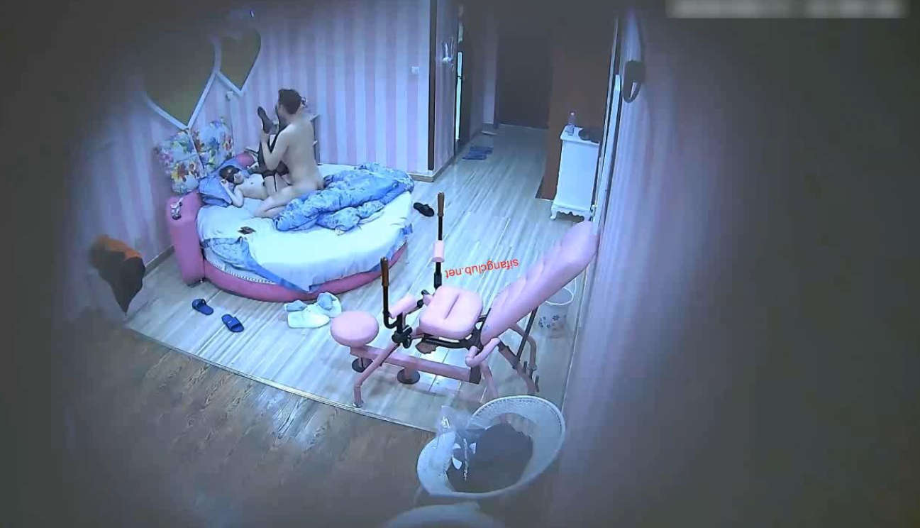 经典酒店偷拍 戴眼镜的学生妹主动换上黑丝挑逗男友